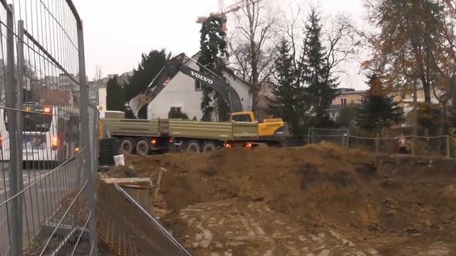 Ein Spielplatz für große Kinder Volvo EC 220 E LR Bagger beim Lochgraben für ein Wohnhaus in Größen смотреть онлайн