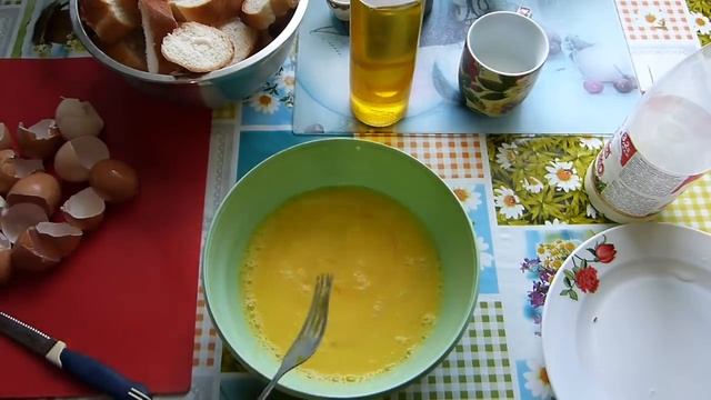 Когда совсем нет времени готовить а кушать хочется/Улетают в миг/Простые гренки с яйцом смотреть онлайн