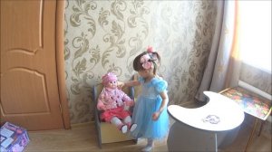 Вика распаковывает интерактивную куклу Ксюша Ласкина