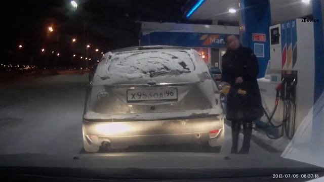 ДУРА зажгла авто во время заправки смотреть онлайн