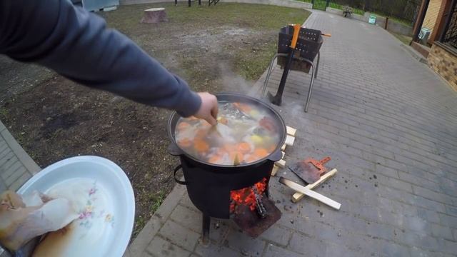 Настоящая (классическая) уха из судака, сома и берша с водкой и поленом на костре в казане рецепт смотреть онлайн