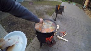 Настоящая (классическая) уха из судака, сома и берша с водкой и поленом на костре в казане рецепт