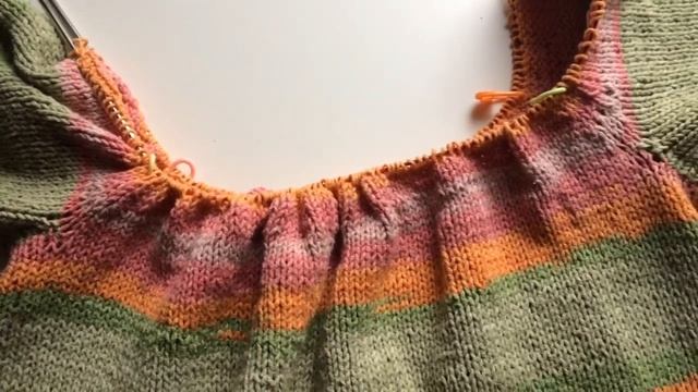 Перевязы продолжаются // Вязание спицами платья реглан снизу ;) смотреть онлайн