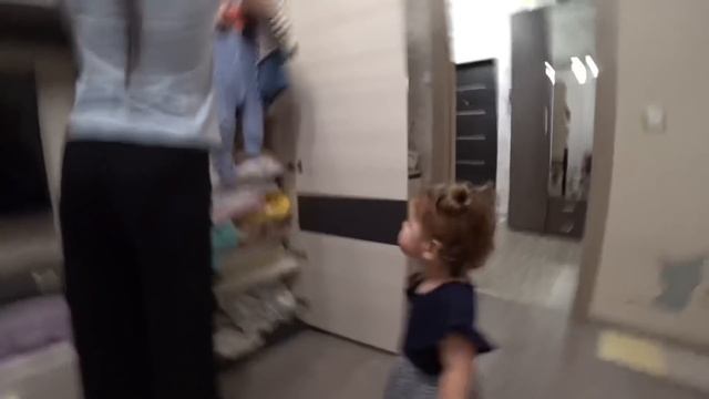 Ника распаковывает серебряную кнопку. Реакция бабушки и дедушки. Привет, я Ника!