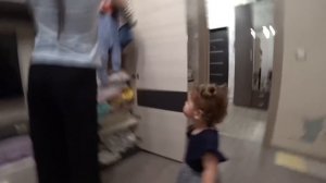 Ника распаковывает серебряную кнопку. Реакция бабушки и дедушки. Привет, я Ника!