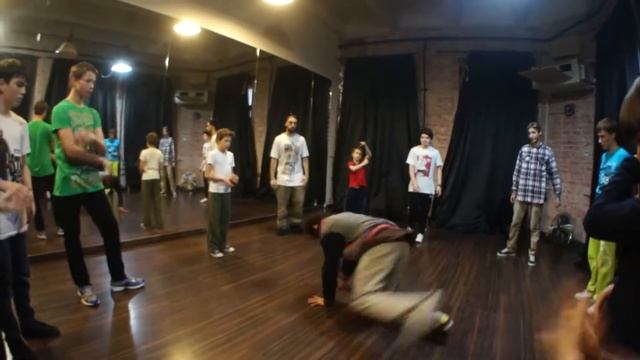 Видео ролик занятий Школы брейк-данса Fresh-school на Арбате смотреть онлайн