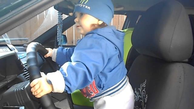 МАЛЕНЬКАЯ ДЕВОЧКА ТАНЦУЕТ ЗА РУЛЁМ смотреть онлайн
