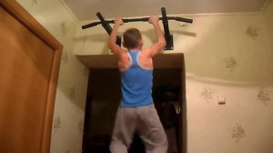 Подтягивания на турнике мальчик 11 лет.Поддержите парнишку.Занимается спортом.