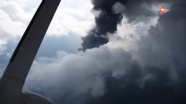 Горящий у берегов Китая нефтяной танкер сняли с беспилотника смотреть онлайн