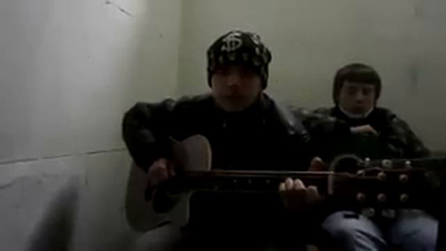 В полумраке на столе бумаги лист лежит.mp4 смотреть онлайн