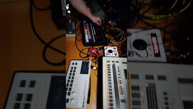 TR-909 TR-808 TR-707 TR-505 TB-303 in 120 bpm pattern variation смотреть онлайн