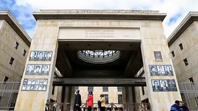 El magistrado Alfonso Reyes Echandía dice que son rehenes del M-19 смотреть онлайн