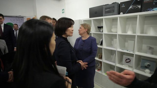 ПРИЕМ ЖЕНЫ ПРЕМЬЕР-МИНИСТРА ЯПОНИИ смотреть онлайн