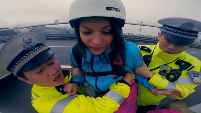 Zero Fox Given: Police Grab BASE Jumper, But She Jumps Anyways! смотреть онлайн