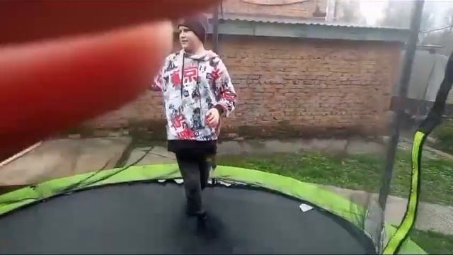 трюки на батуте!! смотреть онлайн