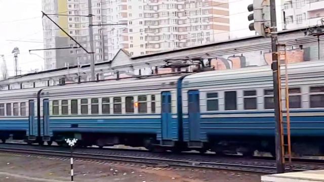 ЭР9М ЭР9Т КЭВРЗ ЭД9М разных годов ремонта в КЭВРЗ. Электропоезда РПЧ-8 Фастов. Караваевы Дачи смотреть онлайн