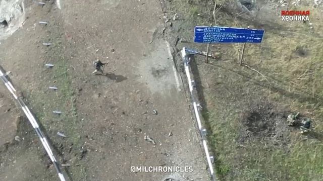 Боец 11-го полка НМ ДНР атакует 4-х украинских боевиков смотреть онлайн