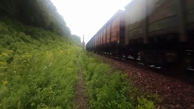 Электровоз 3ЭС5К-397 "Ермак" с грузовым поездом дождливым днём на Транссибирской магистрали. смотреть онлайн