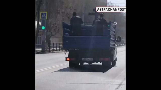 Священники окропляют Астрахань прямо с грузовика смотреть онлайн