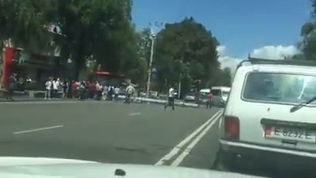 Фонарный столб упал на дорогу в Бишкеке смотреть онлайн