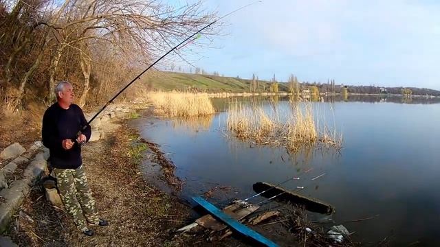 Ловля КАРАСЯ в апреле // Карась на кормушки // Отличный клев / РЫБАЛКА 2020 смотреть онлайн