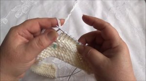 Вяжем спицами - манишка-пелерина