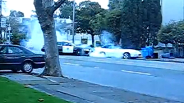 Женщина таранит полицейскую машину смотреть онлайн