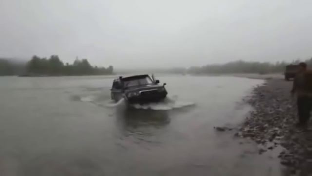 Мужики спокойно рыбачили, сидя в лодке Внезапно они заметили в воде нечто странное... смотреть онлайн