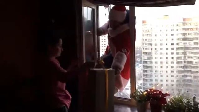 Дарипоступок альпинист Дед Мороз в окно от Промтехальп - Promtehalp LLC компания промальп смотреть онлайн