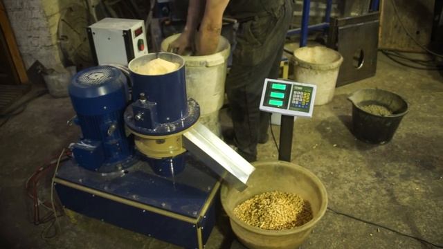 Мини гранулятор для пеллет ГУ-5. Проверка режимов. смотреть онлайн