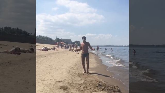 Выходка пожилого мужчины на пляже в Самаре смутила молодых девушек смотреть онлайн
