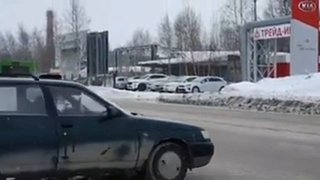 В Нижневартовске медведь гонится за человеком смотреть онлайн