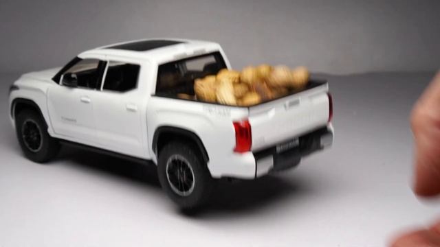 Unboxing of Toyota Tundra Diecast 1:24 Scale Model смотреть онлайн