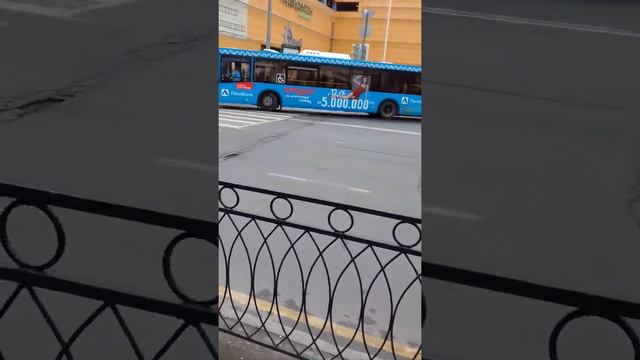 Цветные маршрутки и цветные автобусы на станции метро Речной вокзал(5) смотреть онлайн