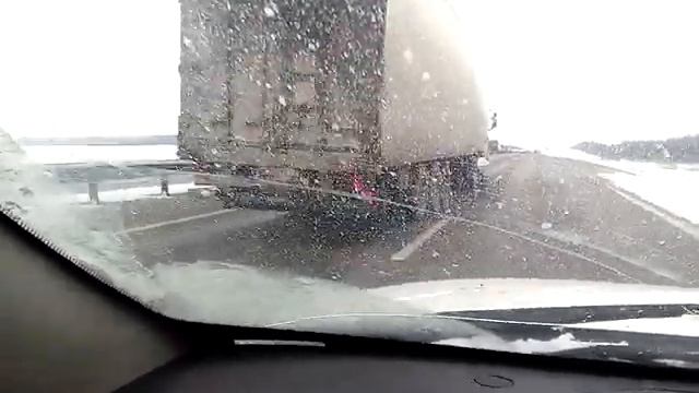 Как грузовики заставляют легковой транспорт обгонять справа смотреть онлайн