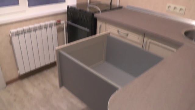 Кухня угловая. Фасады МДФ рамочные. Столешница пластик. Фурнитура Блюм. смотреть онлайн