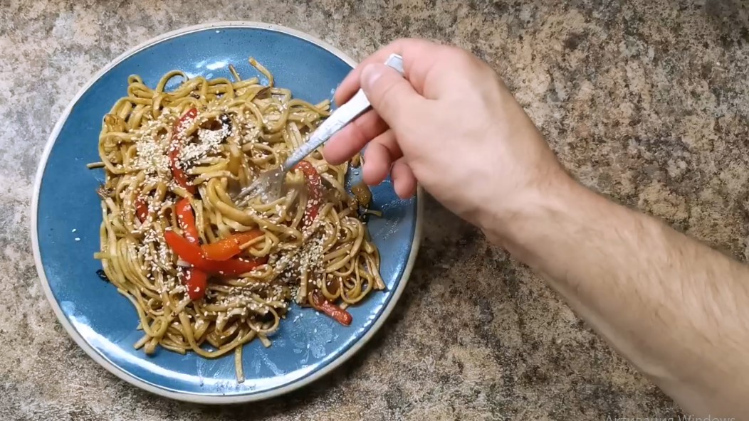 Лапша удон с кальмарами. Рецепт пальчики оближешь.
#рецепты #еда #вкусно #кулинария #лапша#удон