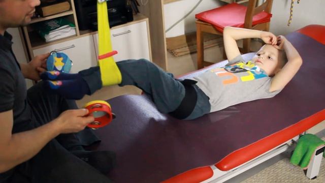 Максик, нижняя параплегия: махи ногами в обе стороны смотреть онлайн