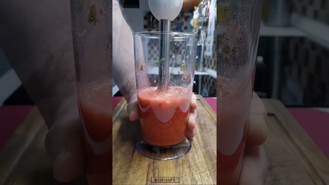 Холодный напиток смузи из клубники #Shorts смотреть онлайн