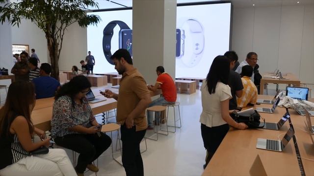 Inside World’s largest Apple Store in Dubai, Mall of the Emirates смотреть онлайн