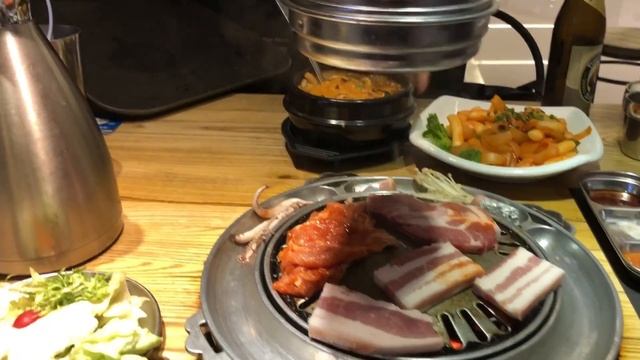 Корейское барбекю, ГОТОВИМ еду САМИ! Корейский ресторан китайская еда кухня bbq chinese food смотреть онлайн
