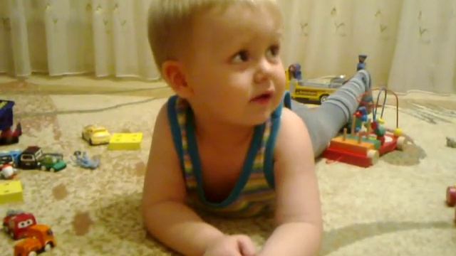 Ребенок 2,3 года играет с машинками смотреть онлайн