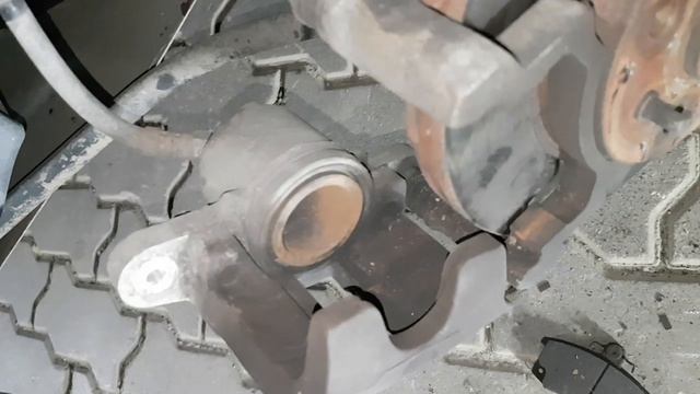 Замена передних тормозных колодок Лада Гранта.mp4 смотреть онлайн