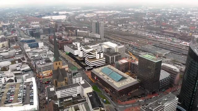 DORTMUND, GERMANY, NRW ЛЕТАЕМ ДРОНОМ. Центр города и Центральный железнодорожный вокзал.