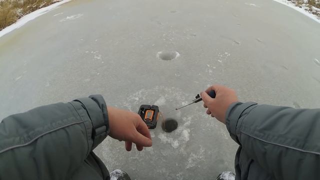 ПЕРВЫЙ ЛЕД: КОРОЛЕВСКАЯ СОРОГА! Рыбалка на безмотылку, ловля плотвы и окуня на мормышку смотреть онлайн