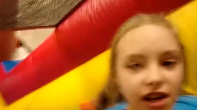 ТЦ Там-Там. Лабиринт и надувные горки смотреть онлайн