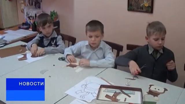 В кружках «Мозаика из дерева» и «Лоскутное шитье» ребята мастерят подарки к Новому Году смотреть онлайн