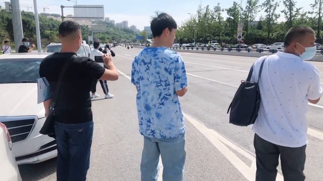 小雨參觀摩托車博覽會，金老師請客吃快餐，坐車上炸雞漢堡啃一路！ 【市民朱小雨】 смотреть онлайн