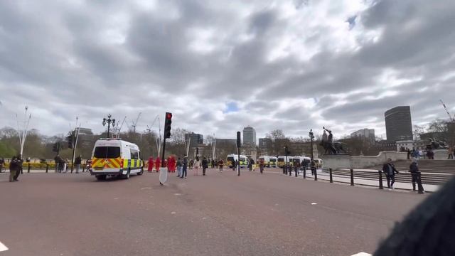 Visit to Buckingham Palace | Buckingham Palace Tour | London Attractions for Tourists смотреть онлайн