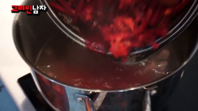 КОРЕЕЦ пробует готовить РУССКУЮ ЕДУ(борщ) смотреть онлайн